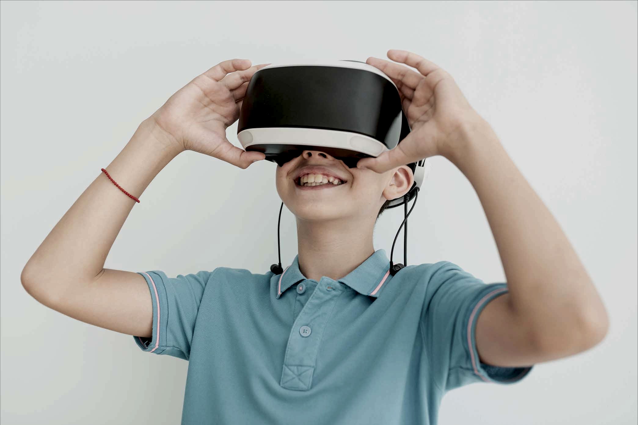 Schulkind einer Schulklasse mit VR Brille bei einem Klassenausflug