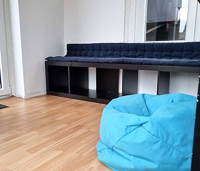 gemütliche und einladende Sitzecke zum entspannen und quatschen während des Aufenthalts in der LAN Wohnung der VirtuaLounge Braunschweig